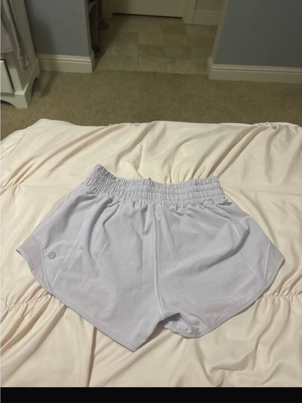 Lululemon hotty hot shorts 2.5” mid rise